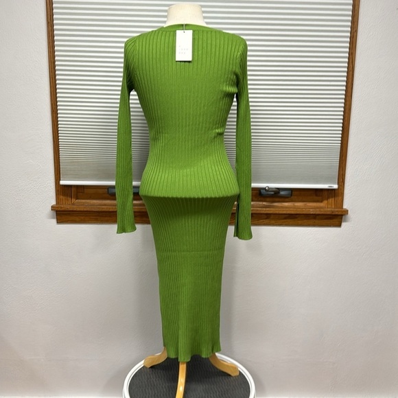 A New Day NWT Green V-Neck Long Sleeve Ribbed Stretchy Sweater Midi Dress - Picture 6 of 13